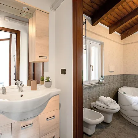 Apartment La Cascina Di Elma Few Meters From Lake - Happy